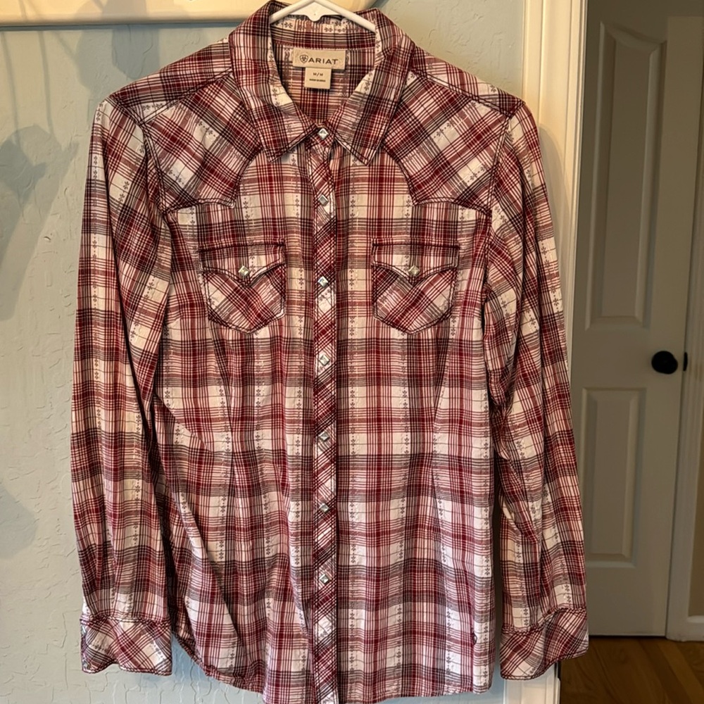 Ariat diamond snap top size M. Iridescent silver thread
